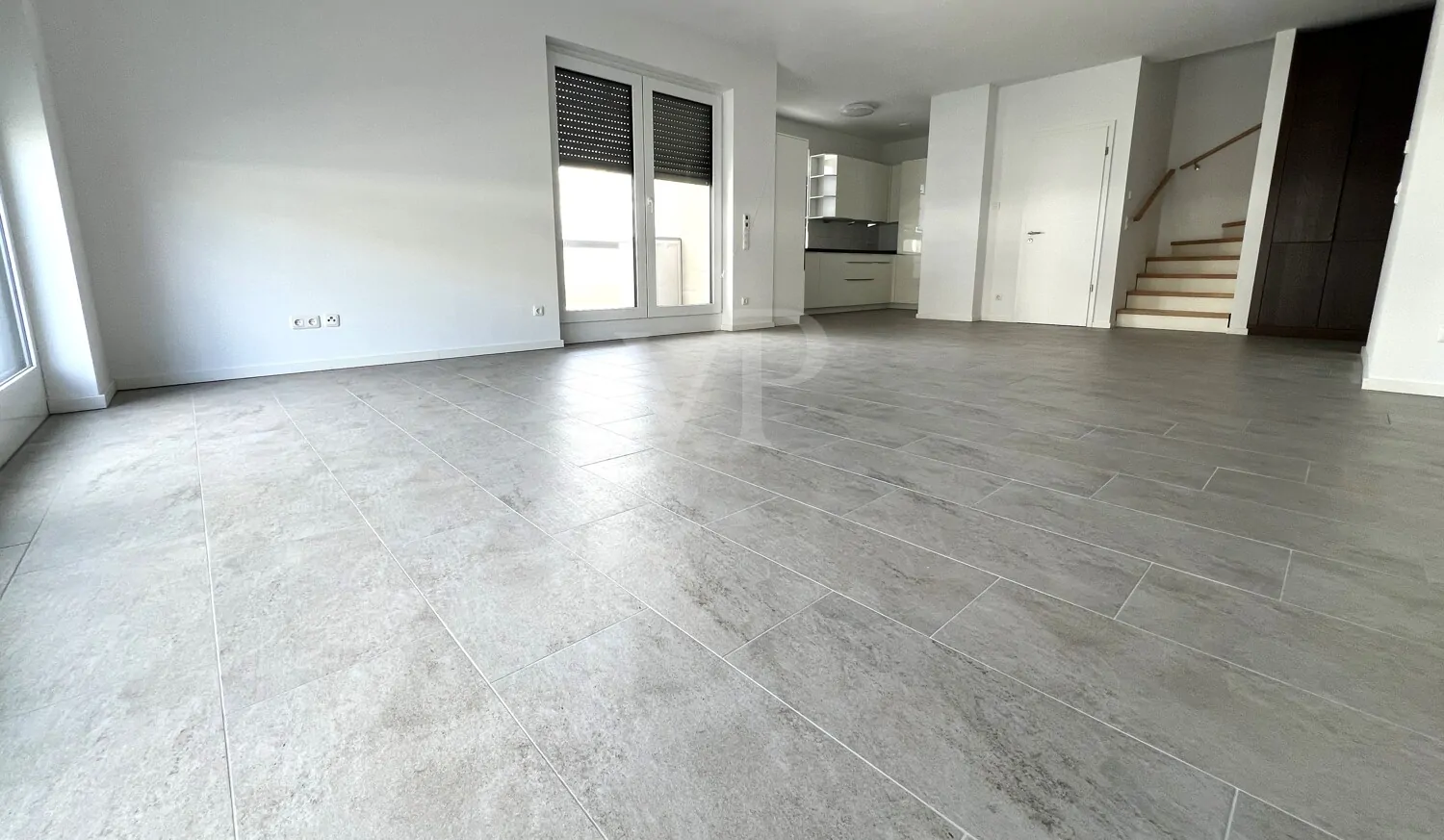 Wohn-/Esszimmer mit offener Küche