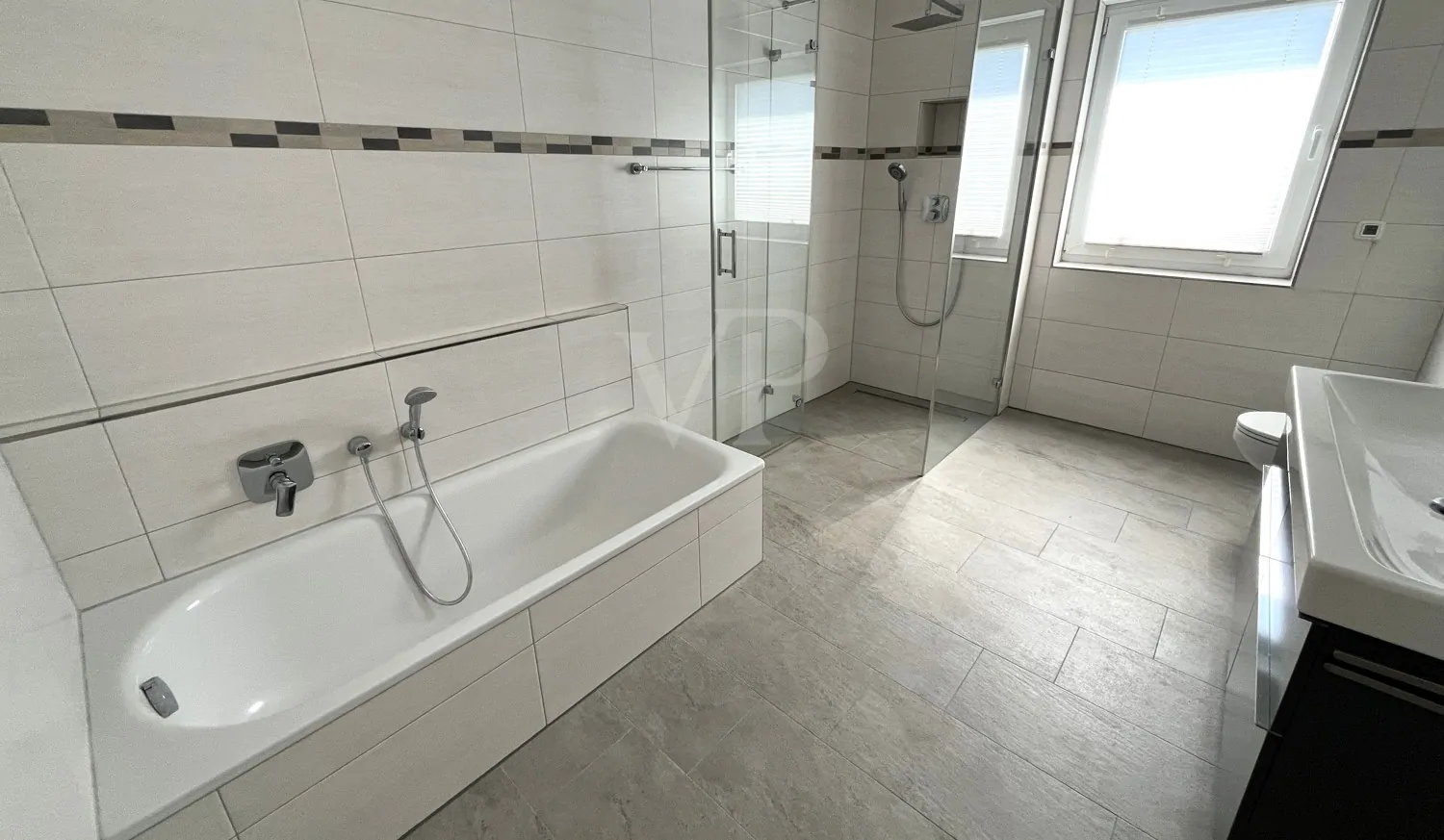großes Tageslichtbadezimmer