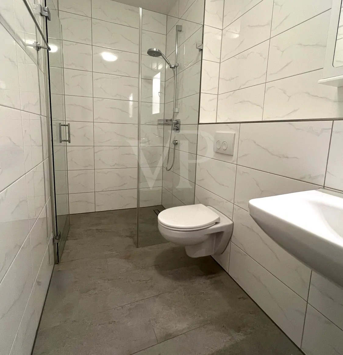 Gäste-WC mit walk in Dusche