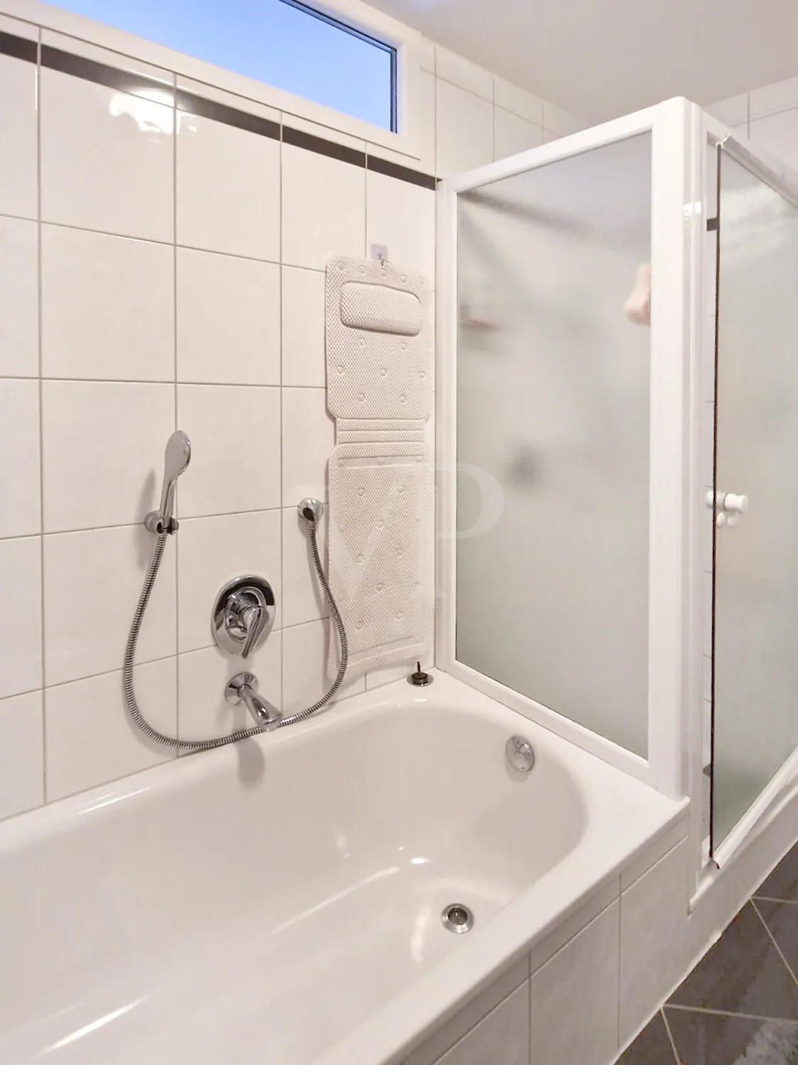 Badezimmer mit Wanne und Dusche II