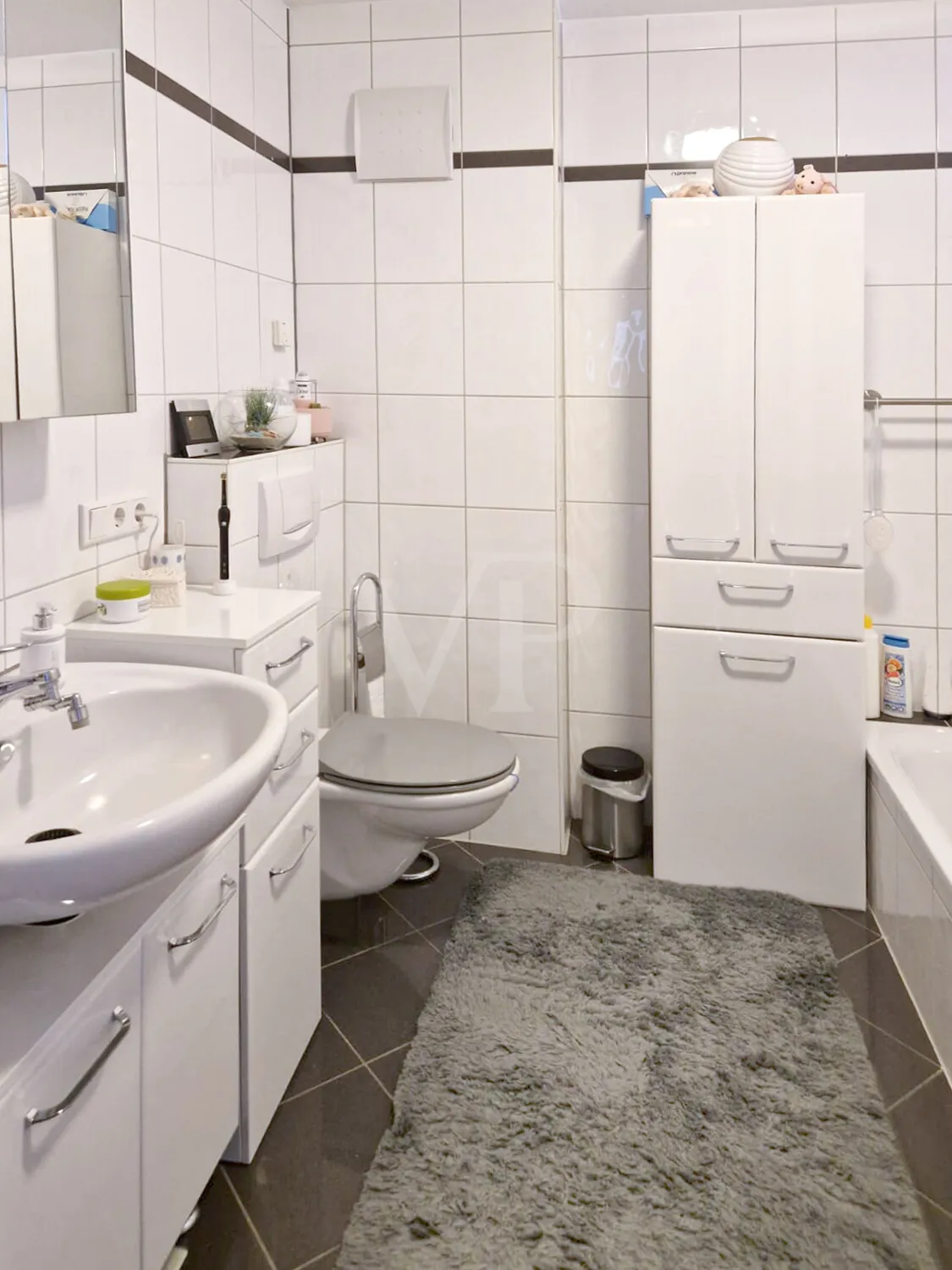 Badezimmer mit Wanne und Dusche I
