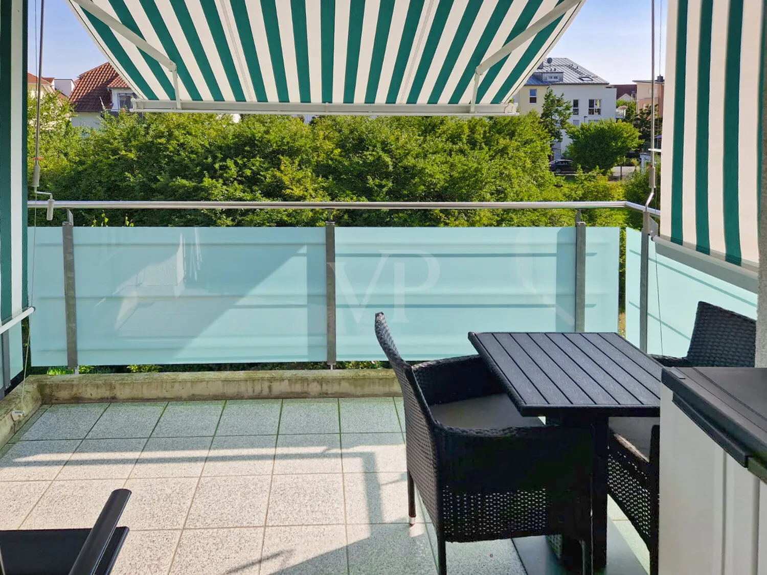 Süd-West Balkon mit Markisen