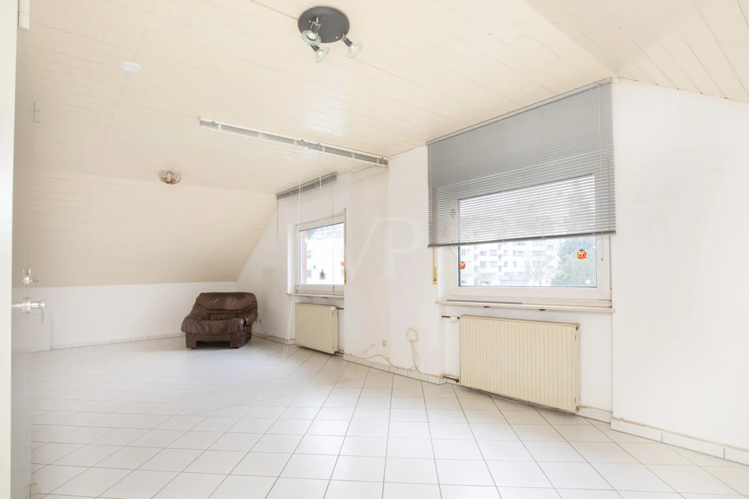 Wohn-/ Schlafzimmer Dachgeschoss (I)