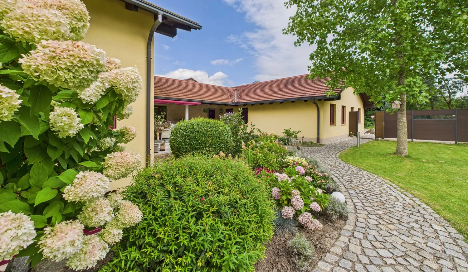 Weg zum Betriebsgebäude