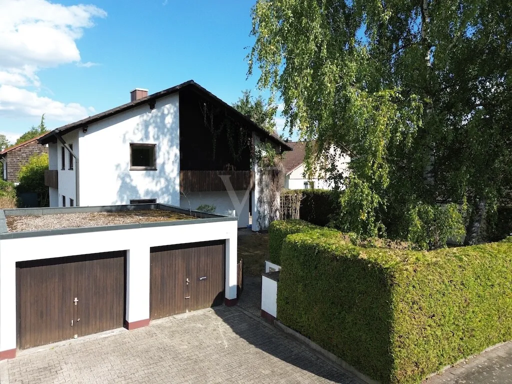 Large detached house with double garage in a prime location, IN-South