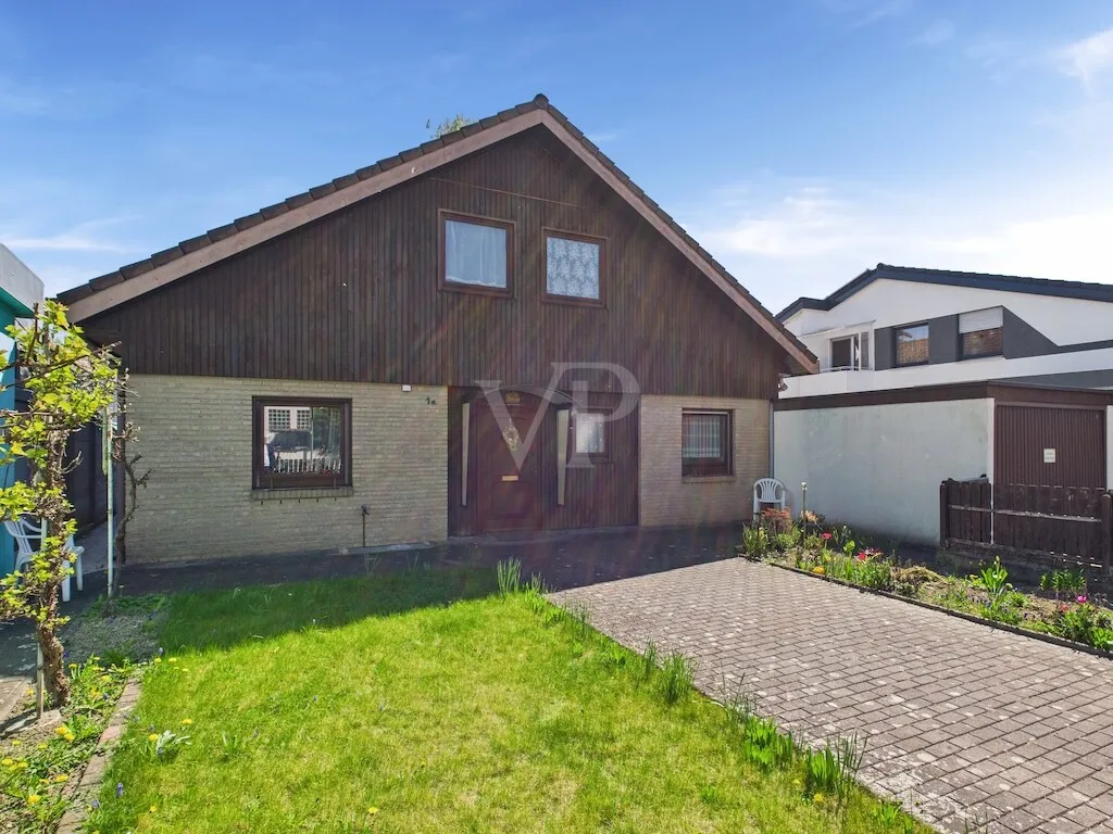 Detached house with plenty of space and approx. 223 m² of living space - expansion potential near the city center