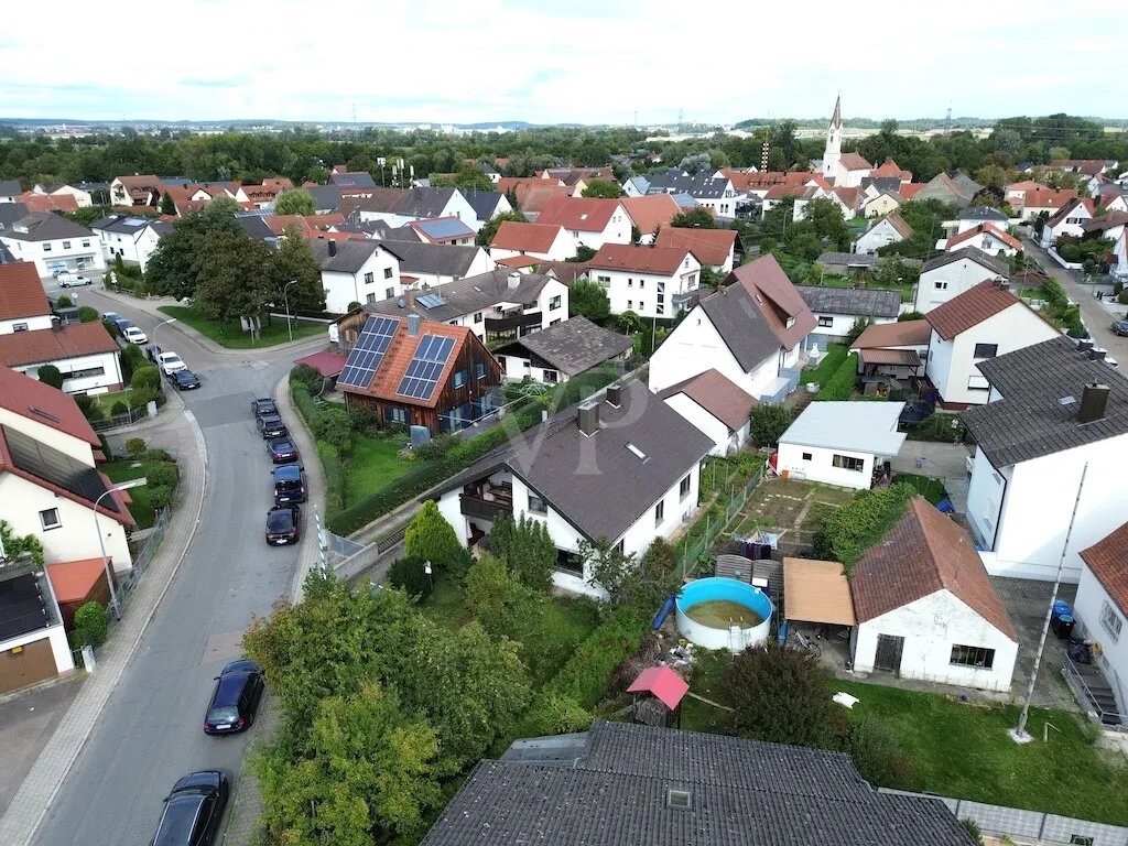 Spacious detached house with attic apartment