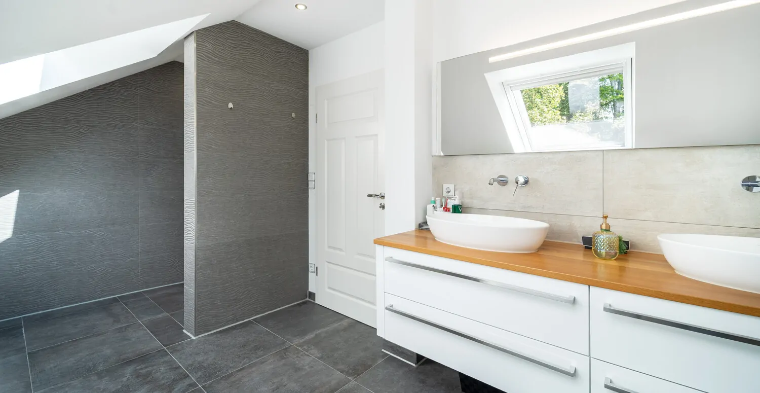 DG Badezimmer mit Dusche