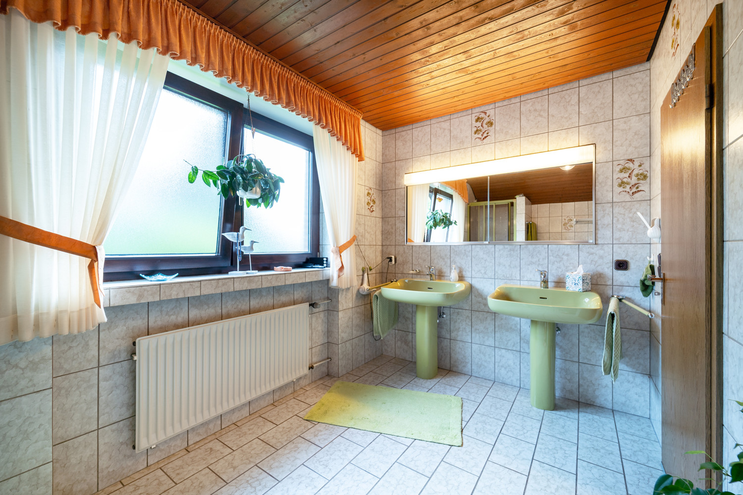 Familienbad mit Badewanne und Dusche