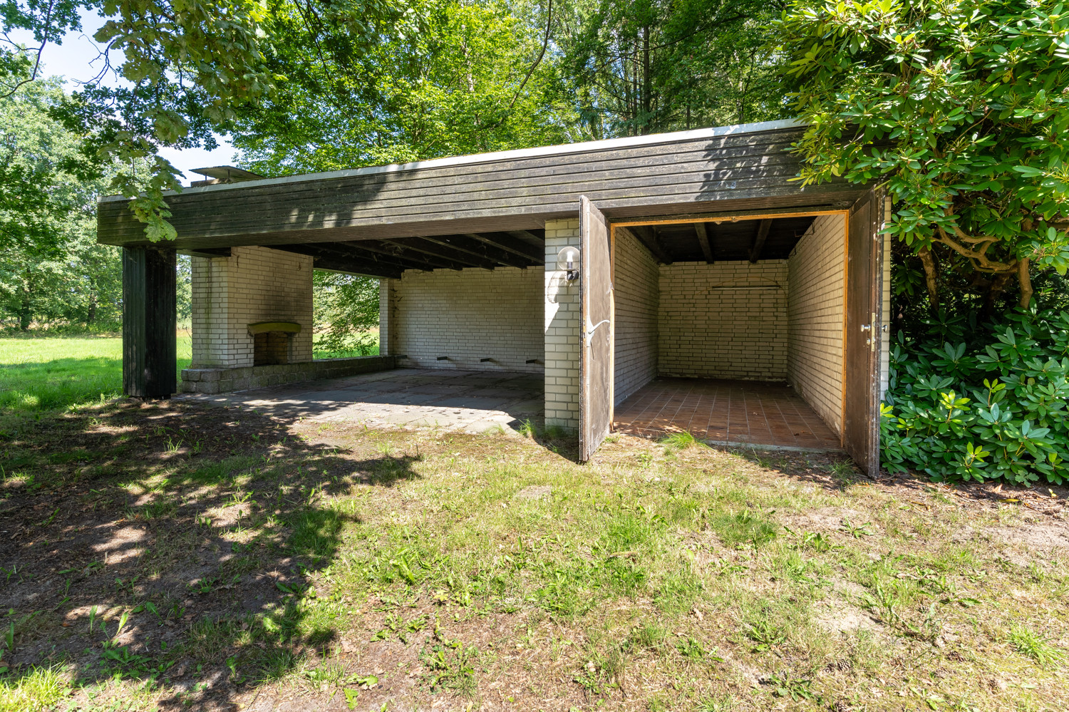 Überdachte Terrasse mit Kamin ggf. Nutzung als Carport / Garage