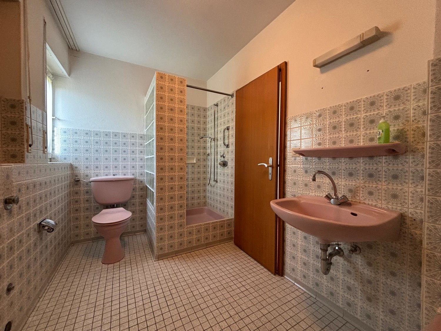 Bad mit Dusche und Badewanne