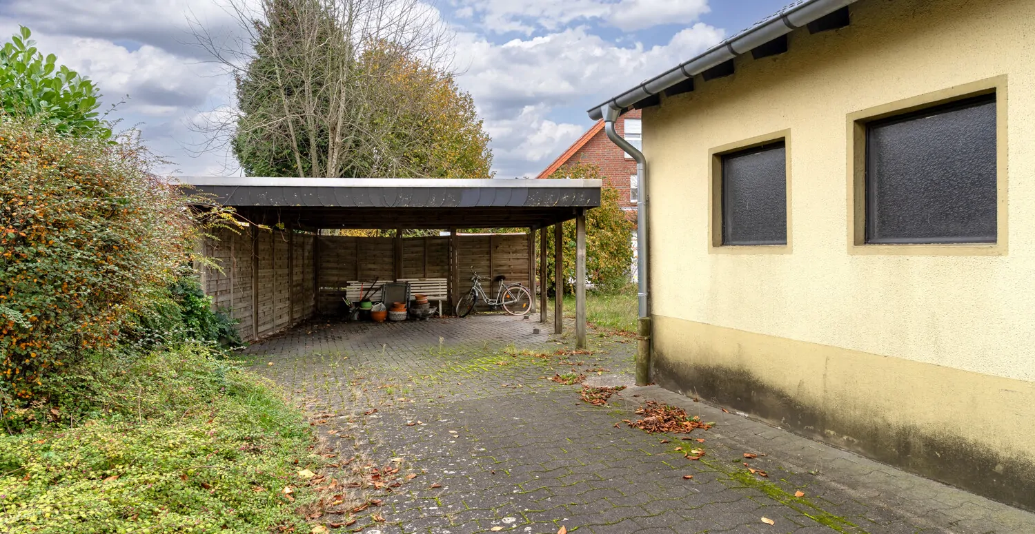 Hof mit Doppelcarport