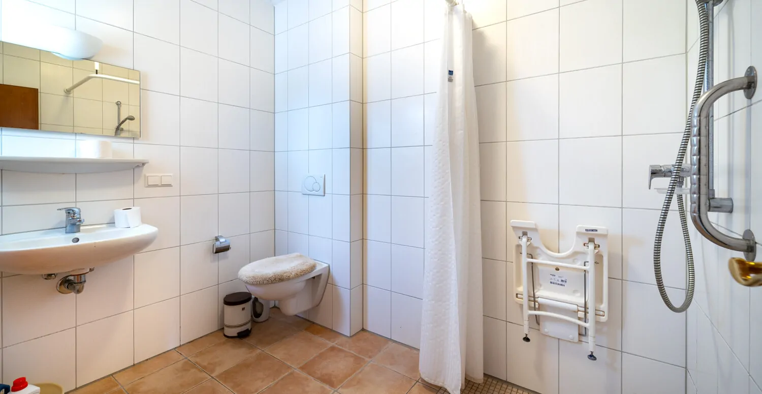 Badezimmer mit Dusche EG