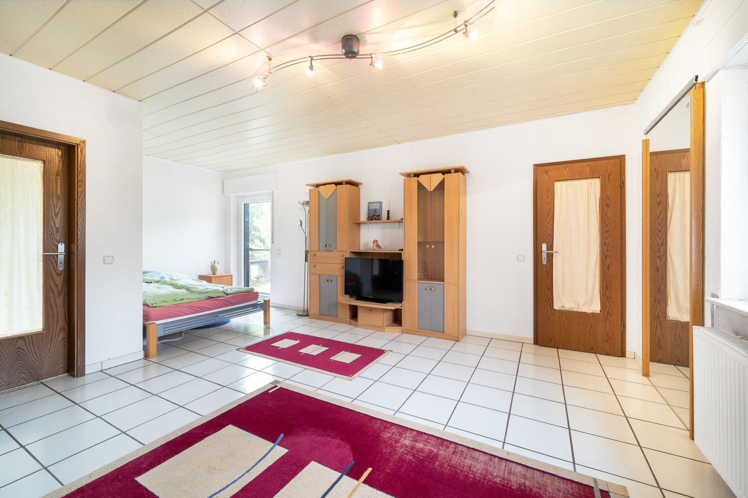 Elternschlafzimmer mit Bad und Dusche