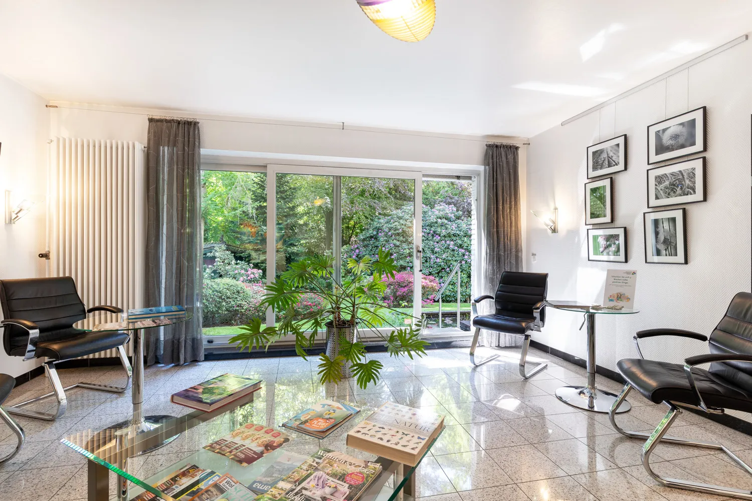 Apartment building | near city park | rentable area approx. 460 m² | partially rented | 6 carports