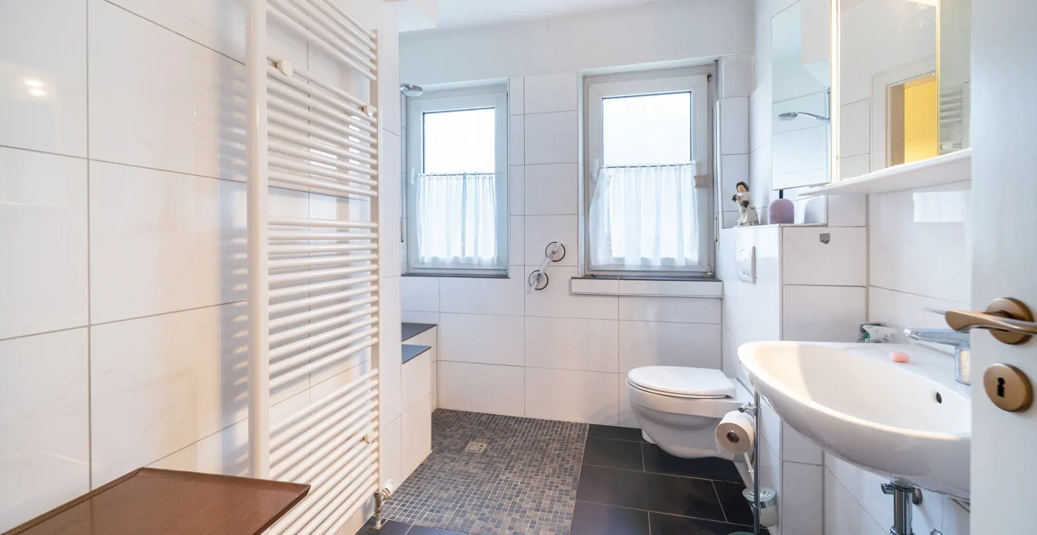 Badezimmer mit barrierefreier Dusche EG