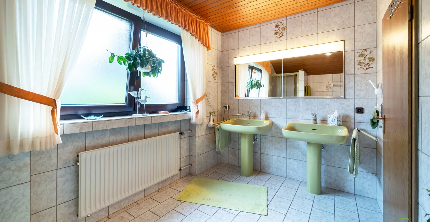 Familienbad mit Badewanne und Dusche