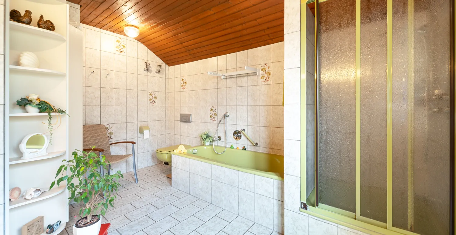 Familienbad mit Badewanne und Dusche