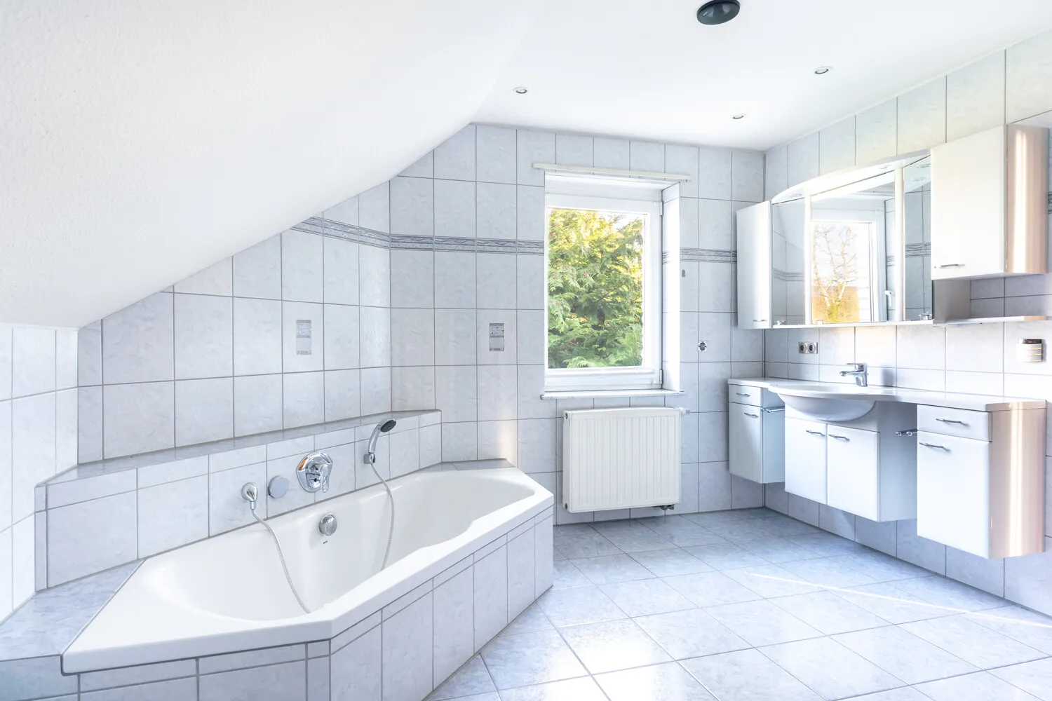 Elternbad mit Dusche und Wanne Dachgeschoss