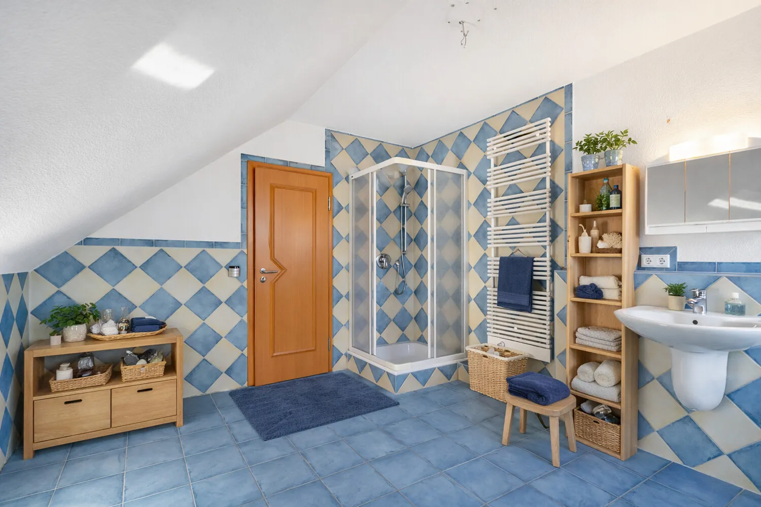 KI Kinderbadezimmer mit Dusche Dachgeschoss