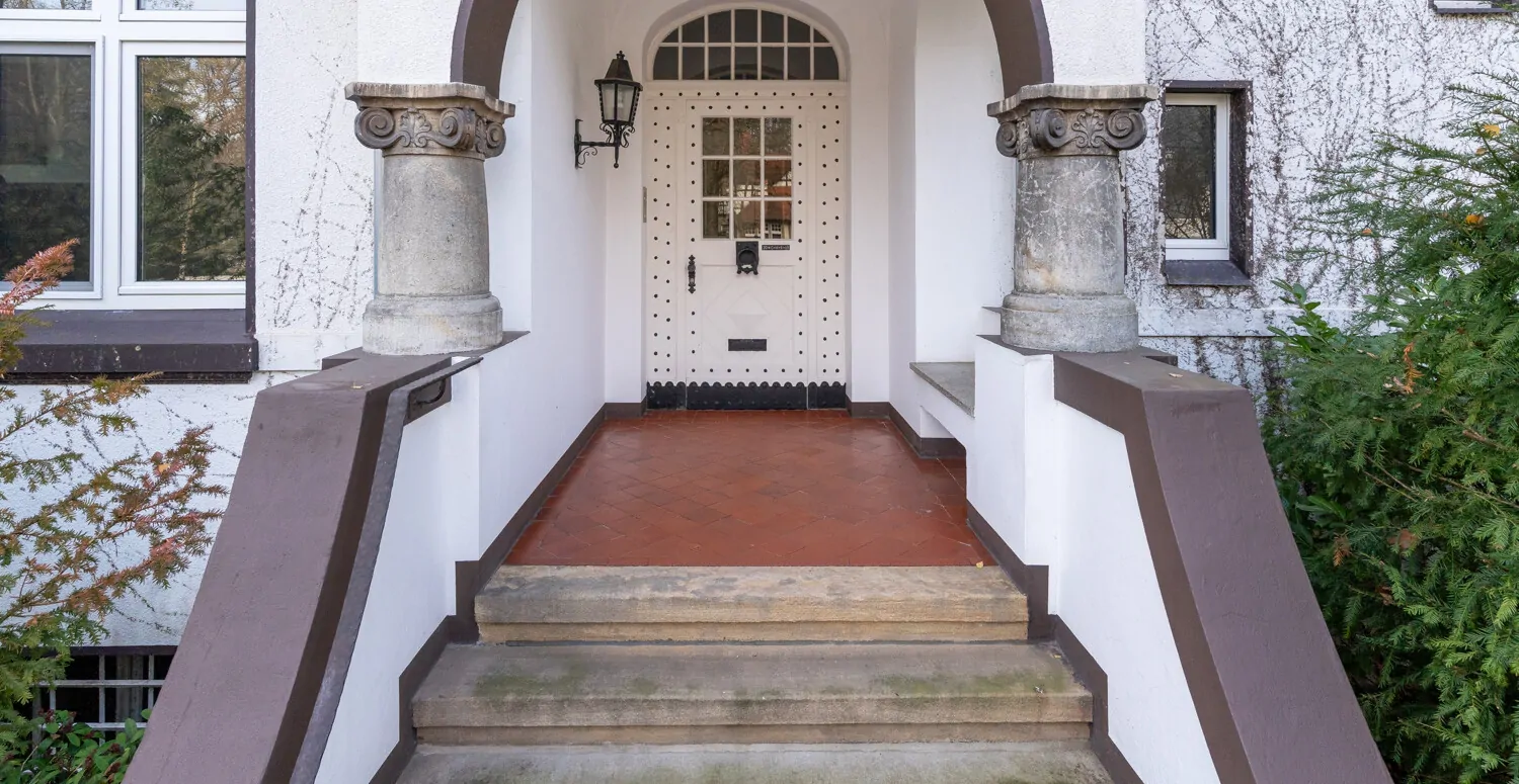 Haupteingang EG links