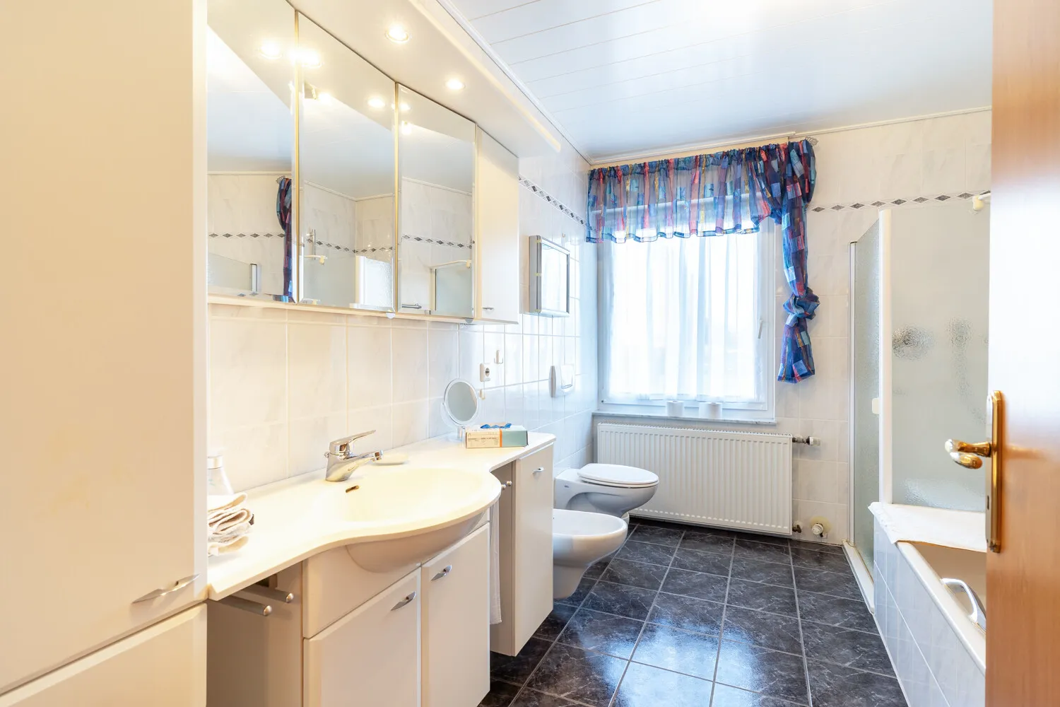 original  Familienbad mit Badewanne und Dusche Erdgeschoss