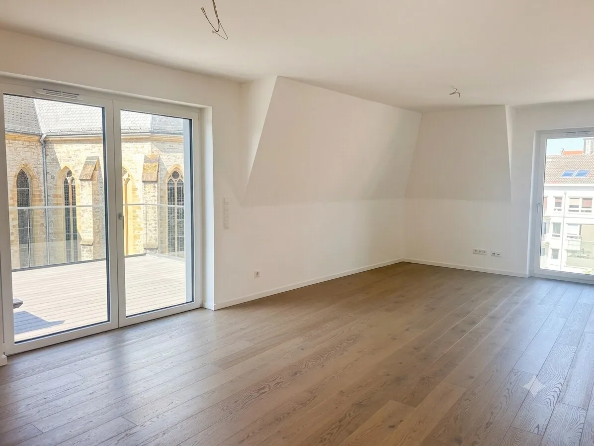 Wohnbereich mit Zugang zur Dachterrasse