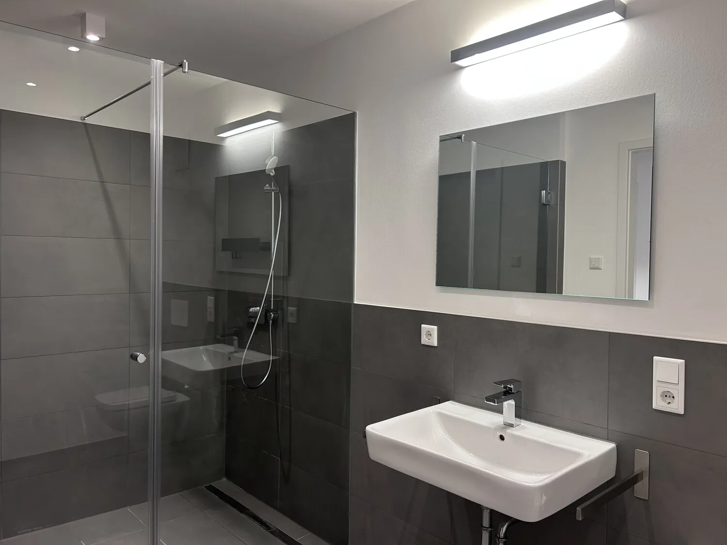 Badezimmer mit ebenerdiger Dusche