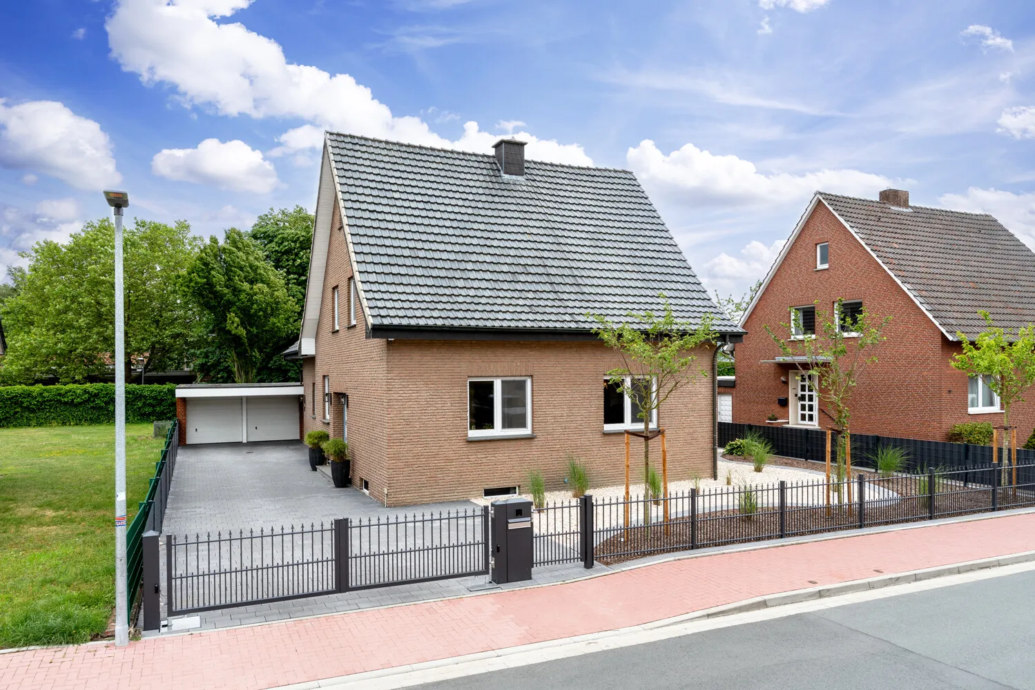 Außenansicht mit elektrischer Toranlage