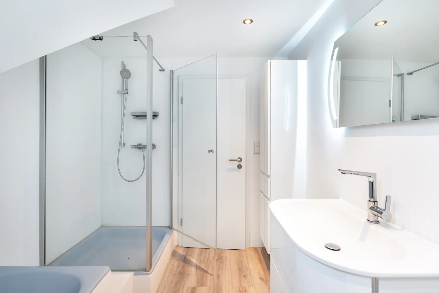 Familienbad mit Badewanne und Dusche