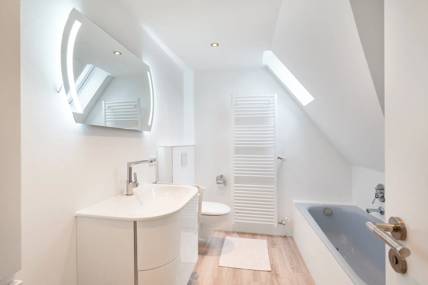 Familienbad mit Badewanne und Dusche