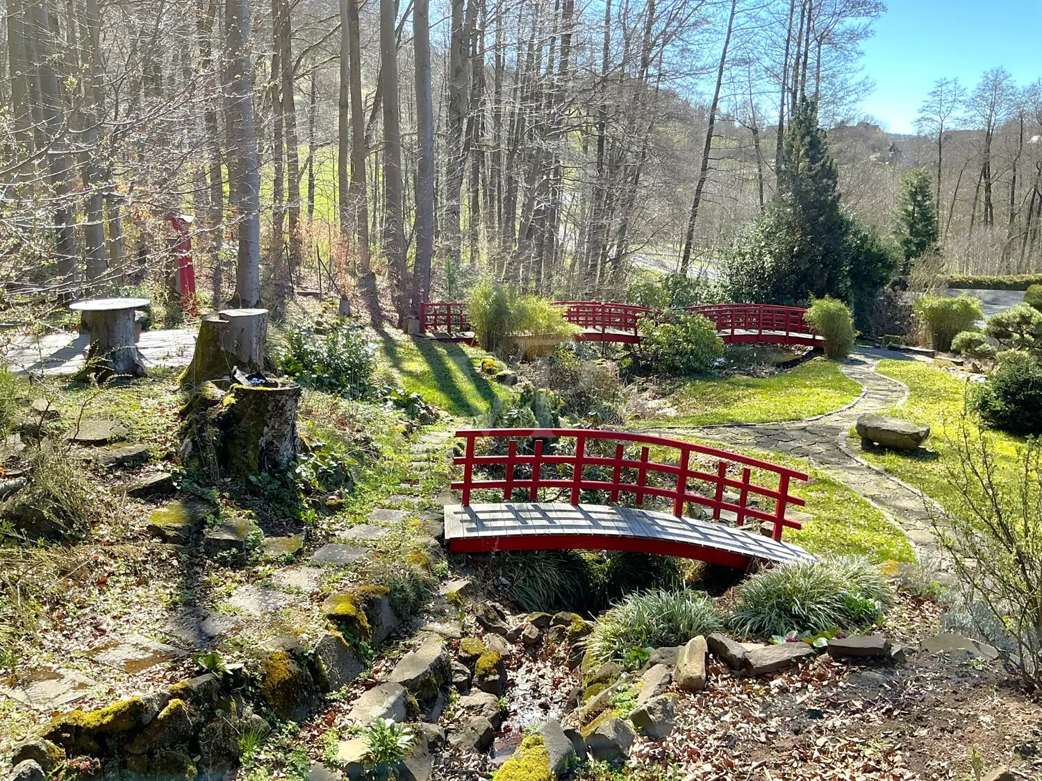 Außenanlage mit Bachlauf
