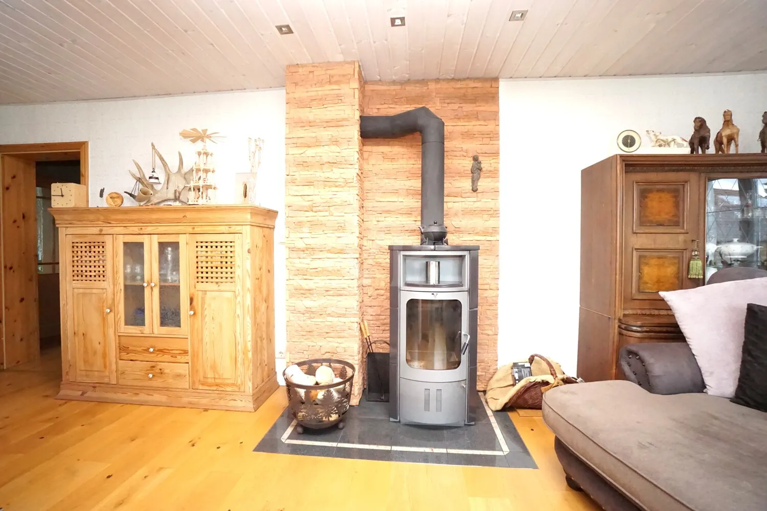 Holzofen im Wohn- und Essbereich