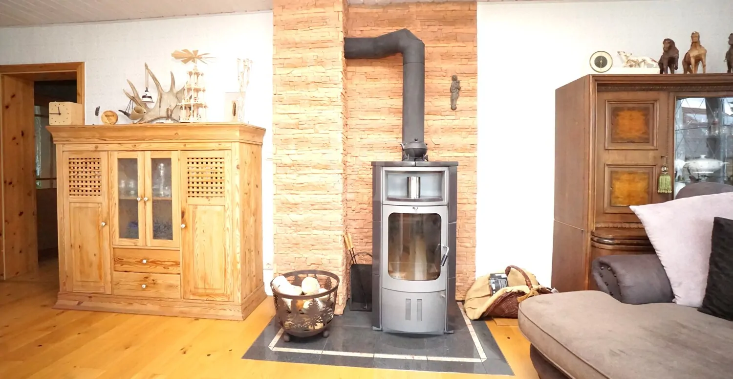 Holzofen im Wohn- und Essbereich