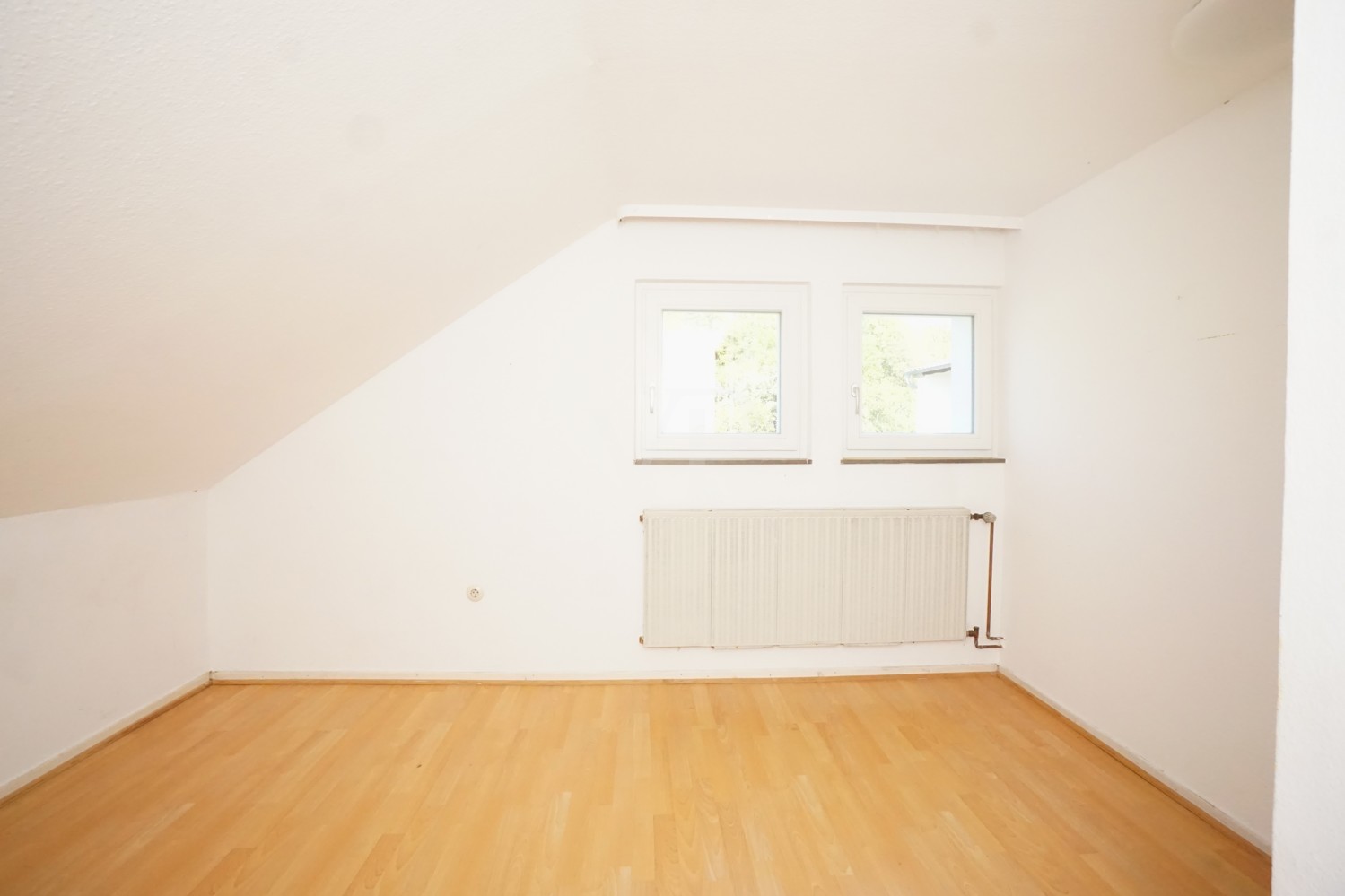 Zimmer Wohnhaus DG