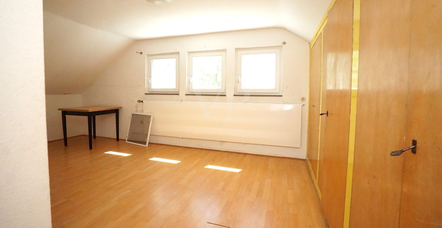 Zimmer Wohnhaus DG