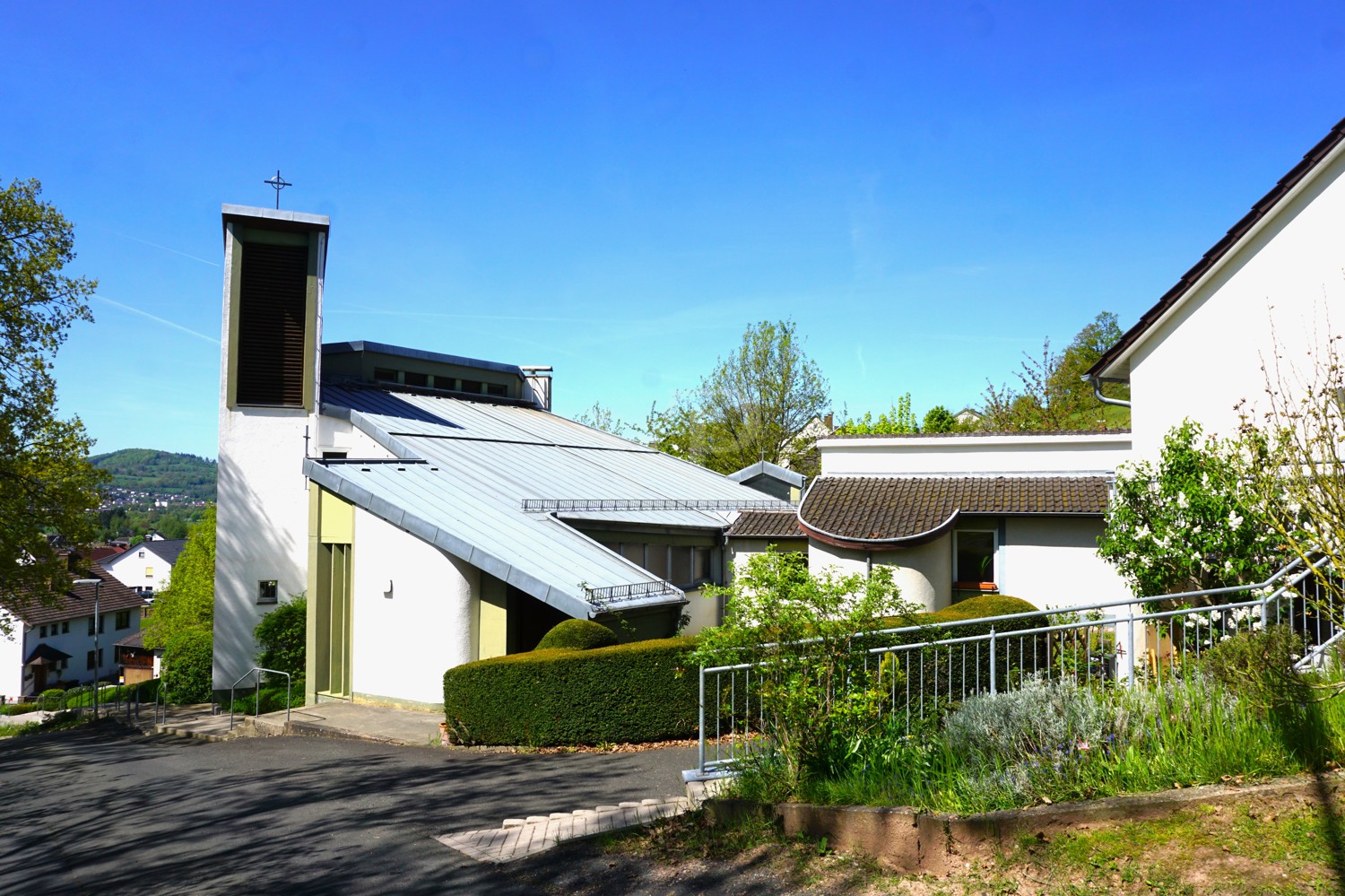 Ansicht Kirche mit Kloster und Wohnhaus