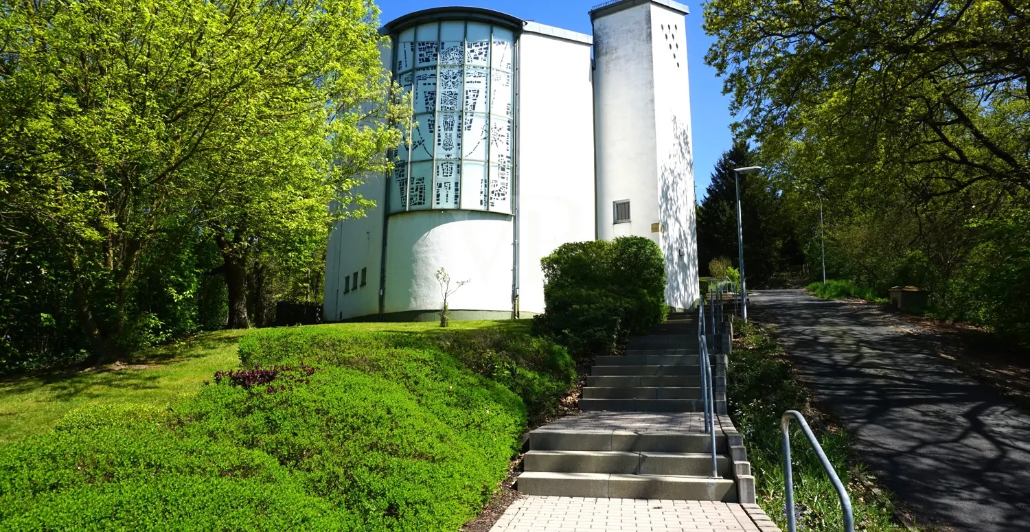 Ansicht Kirche von Süd-Westen mit privater Treppe