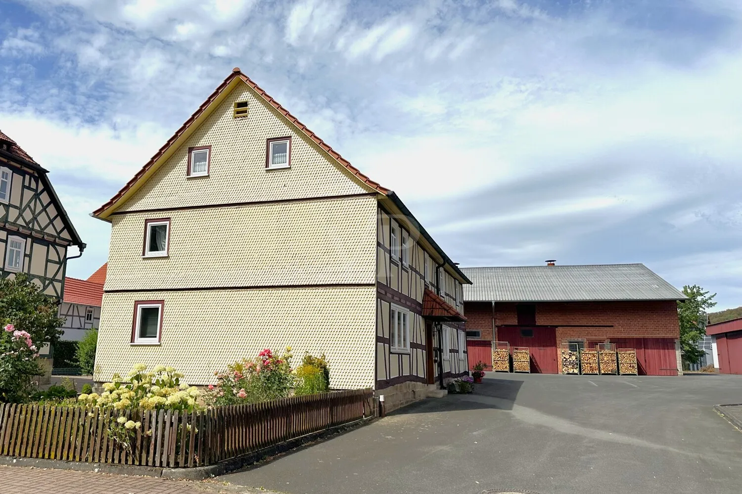 Dreiseitenhof, Straßenansicht
