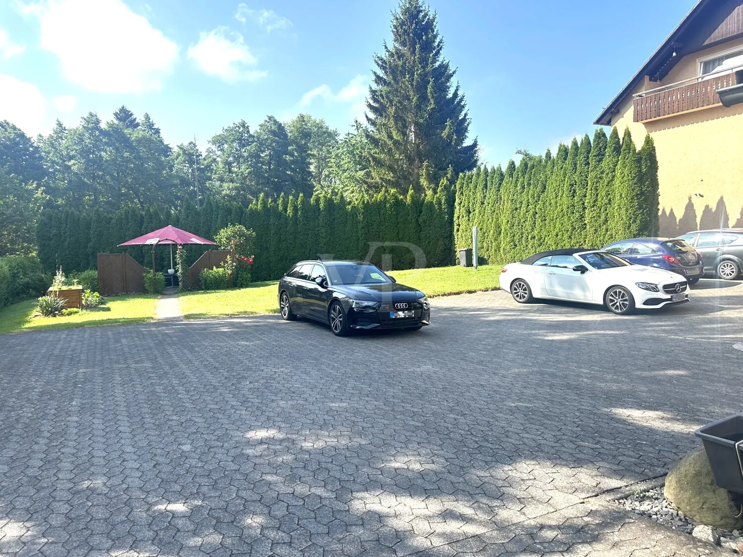 Parkplatz und Garten