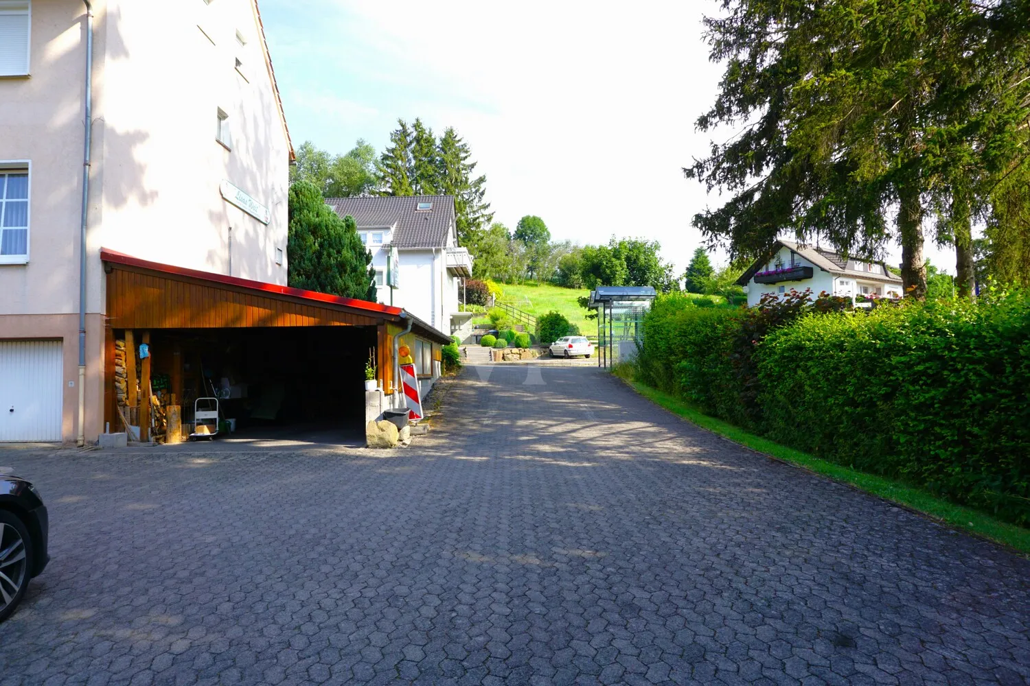 Einfahrt und Carport