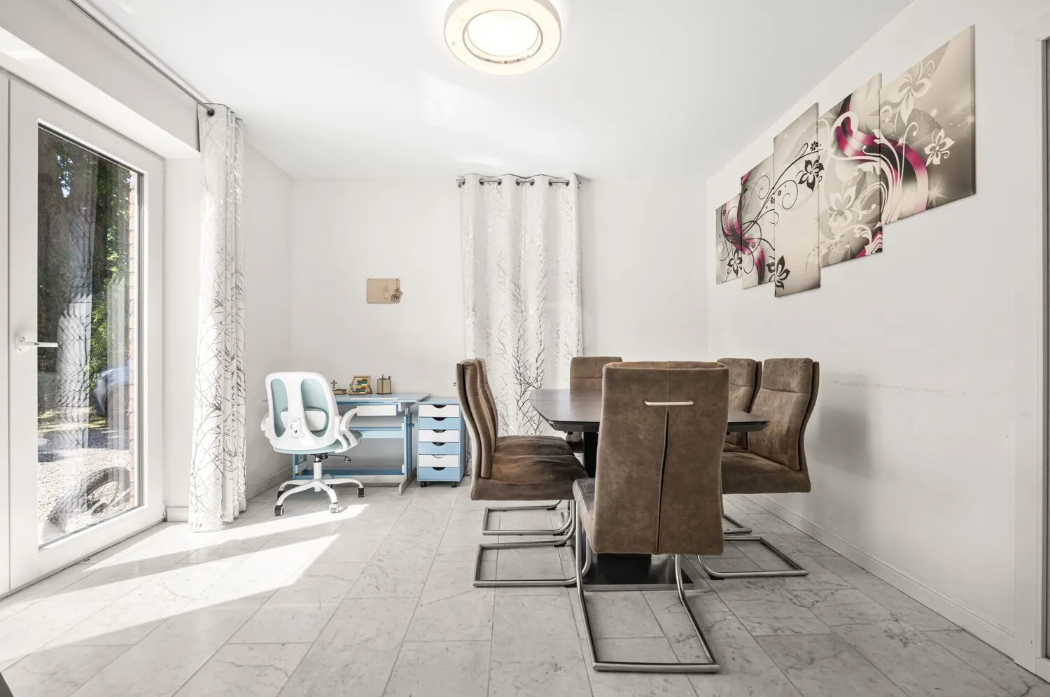 Gepflegtes Einfamilienhaus auf weitläufigem Sonnengrundstück - Photo 2