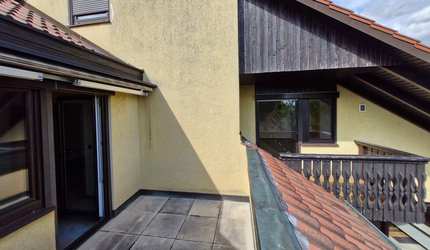 DG, Balkon von Kind-1 mit Blick auf nebenliegende Loggia, #164812