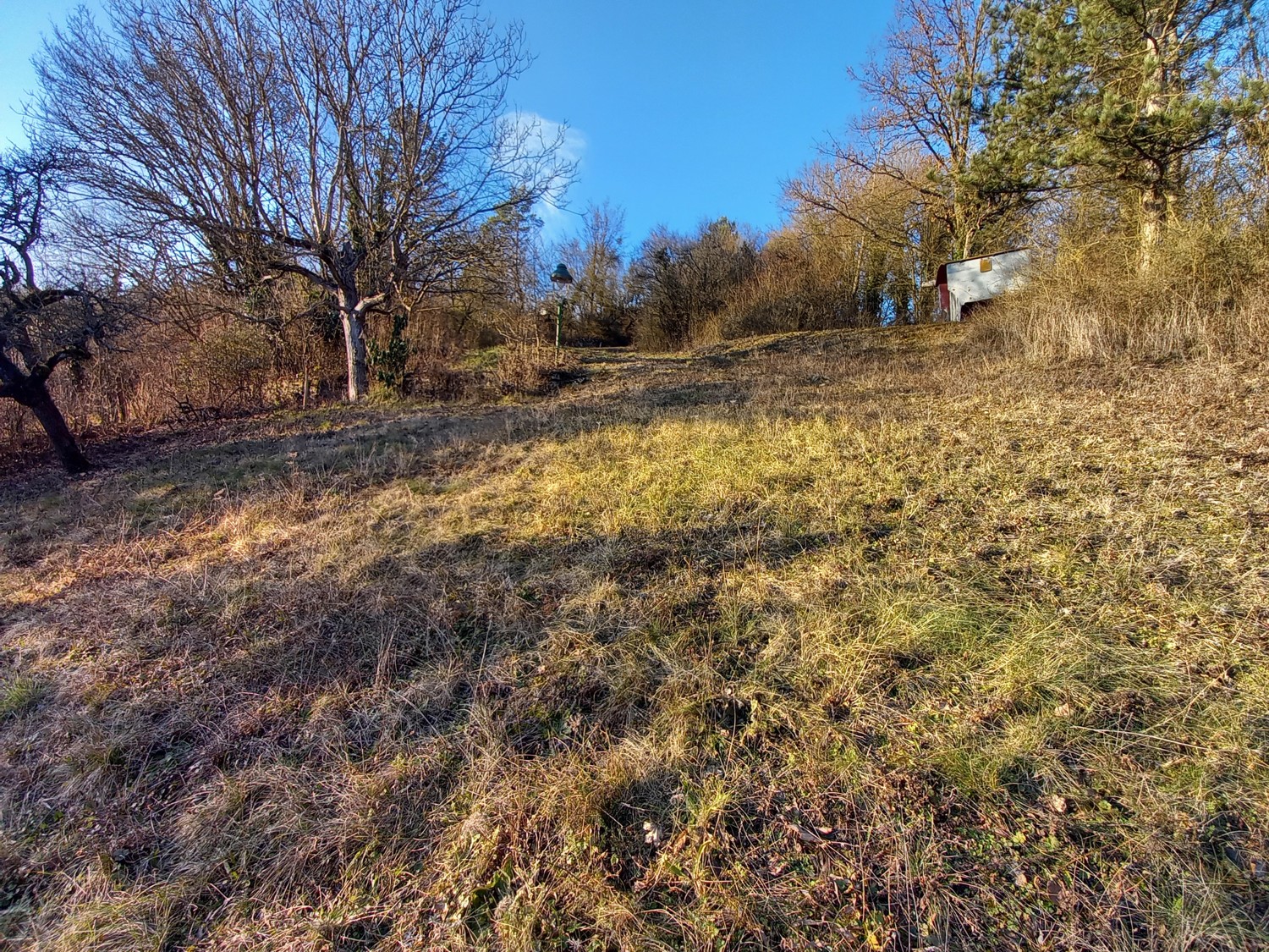 Das oberhalb vom Haus gelegene Gartengrundstück mit den Fachwerkhäusern