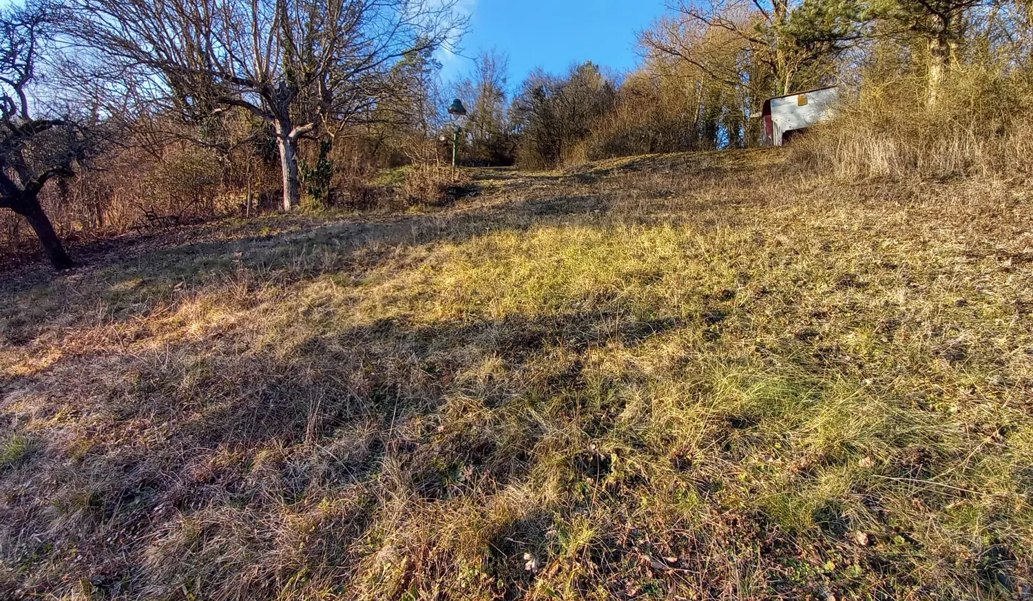 Das oberhalb vom Haus gelegene Gartengrundstück