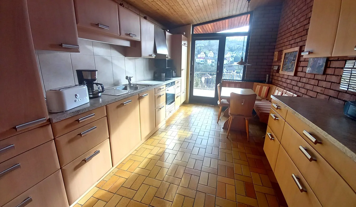 Küche mit Einbauküche und Balkonzugang (1)