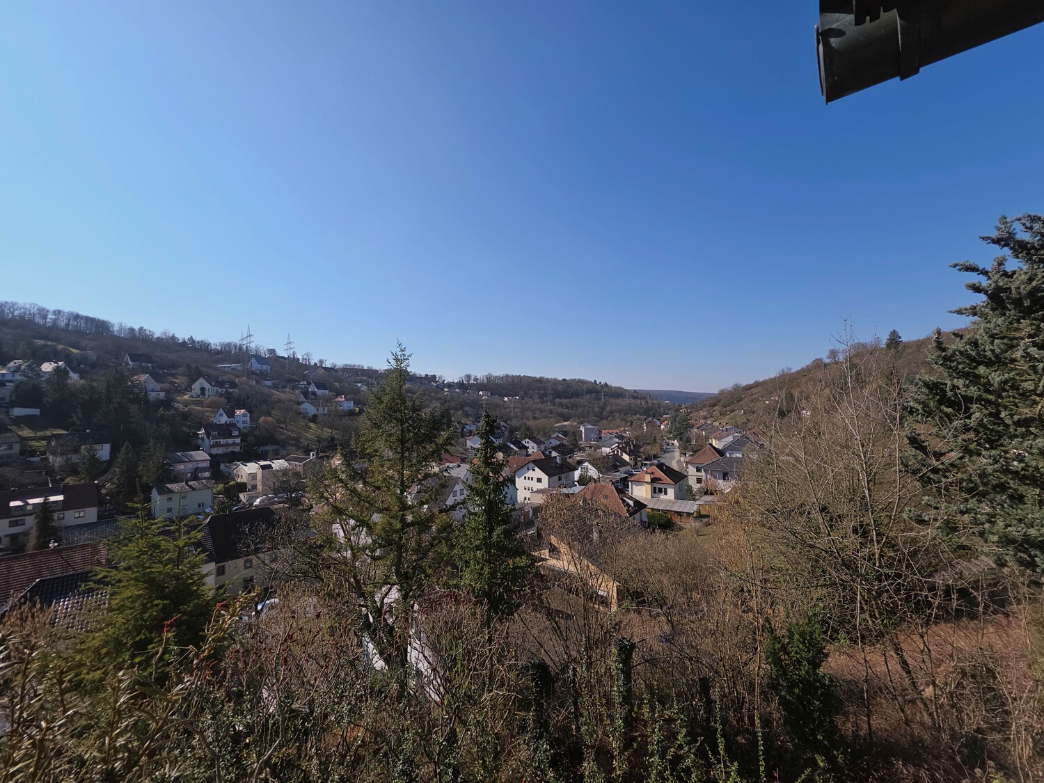 Genießen Sie auf dem Balkon den sonnigen Ausblick und die Weitsicht #103519