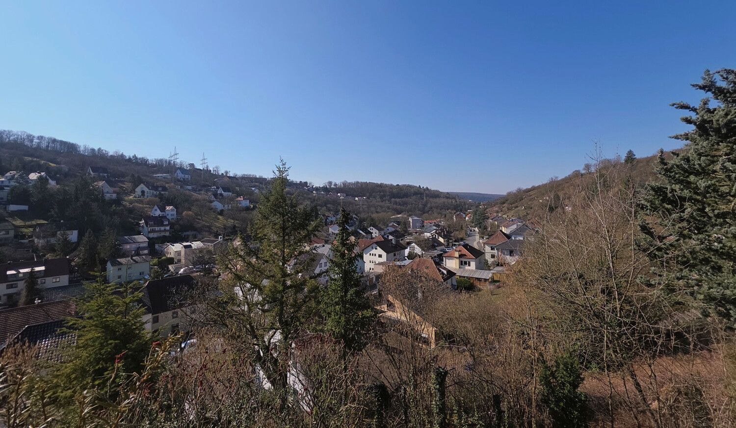 Genießen Sie auf dem Balkon den sonnigen Ausblick und die Weitsicht #103519