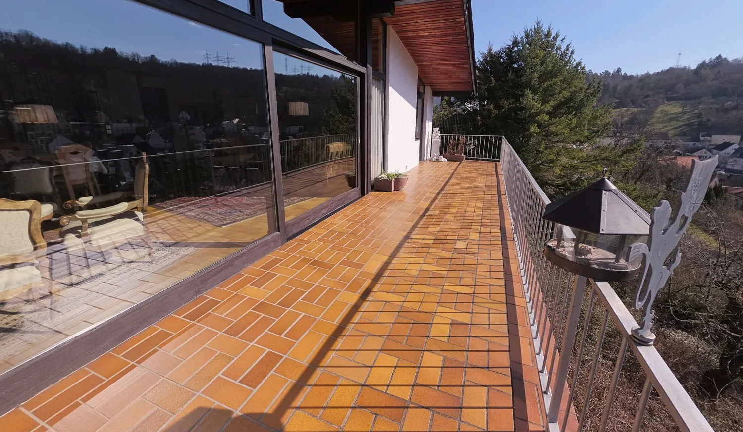 Großzügiger Balkon für Ihre Ruhe und Erholung (2)