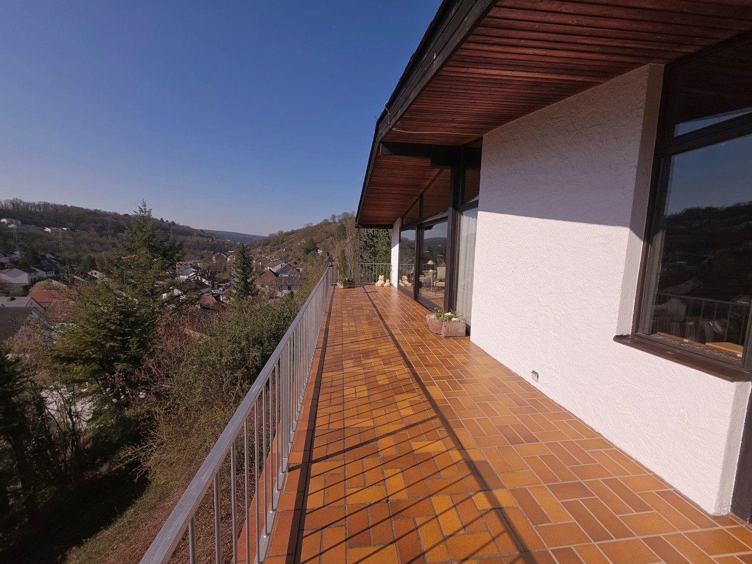 Großzügiger Balkon für Ihre Ruhe und Erholung mit toller Weitsicht (2)